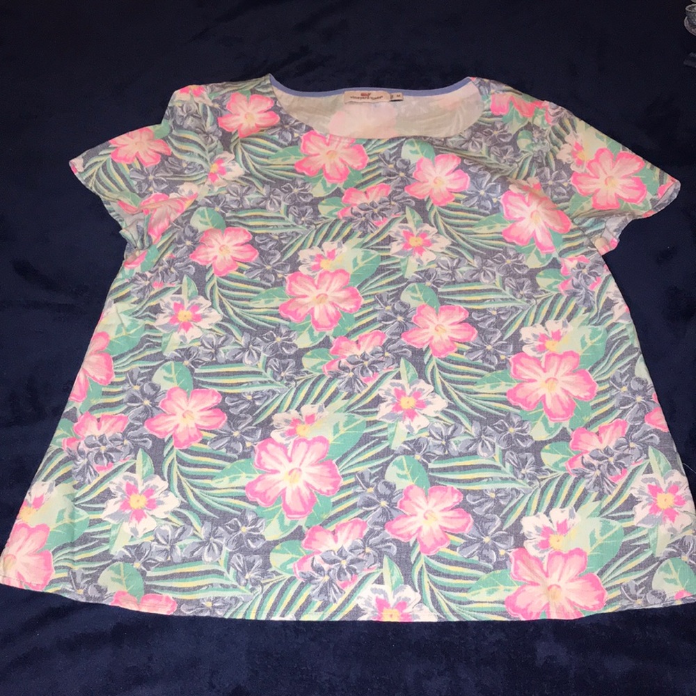 Vineyard vines floral top in size M